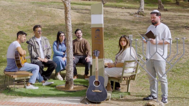 יורם סויסה ועידן עמדי עם משפחת אסייג. צילום: מייק אדרי
