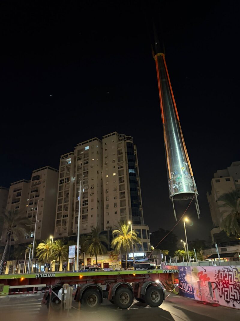 פירוק פסל השפיץ. צילום: שמואל דוד
