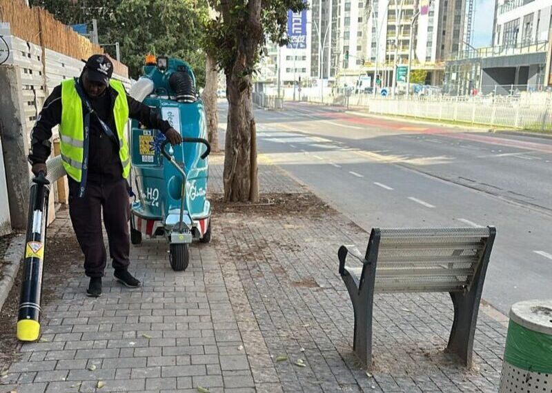 שואב אבק ברחובות אשדוד. צילום: דוברות