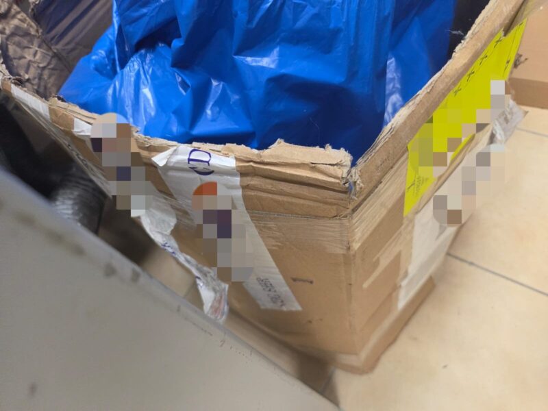 הקרטון שבו התקבל המשלוח. צילום: דוברות המשטרה