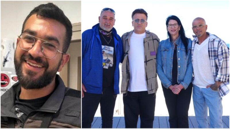 אייל גולן ויורם סויסה עם הוריו של רן גואילי. צילום: מייק אדרי