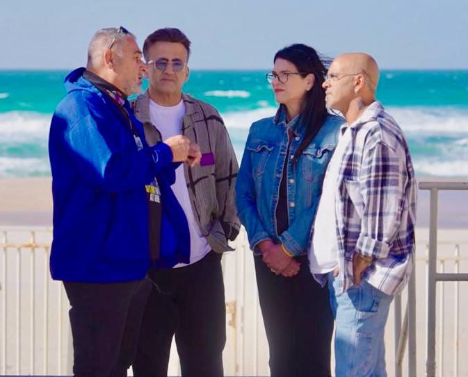 אייל גולן ויורם סויסה עם הוריו של רן גואילי. צילום: מייק אדרי