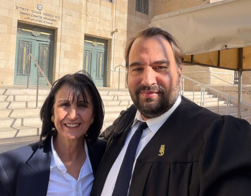 עו"ד גוטמן והלן גלבר מחוץ לבית המשפט המחוזי
