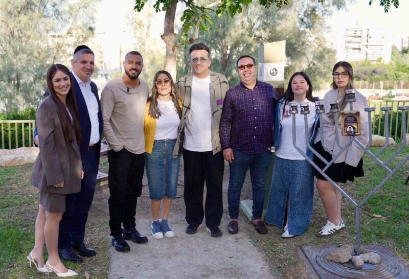 יורם סויסה ואיתי לוי עם משפחת הרוש. צילום: מייק אדרי