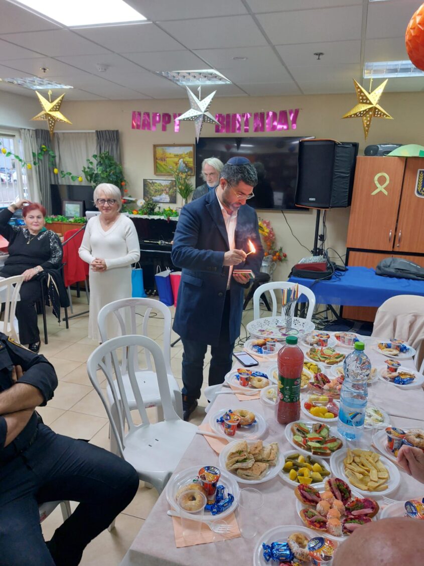 אלי נכט בהדלקת נרות חנוכה