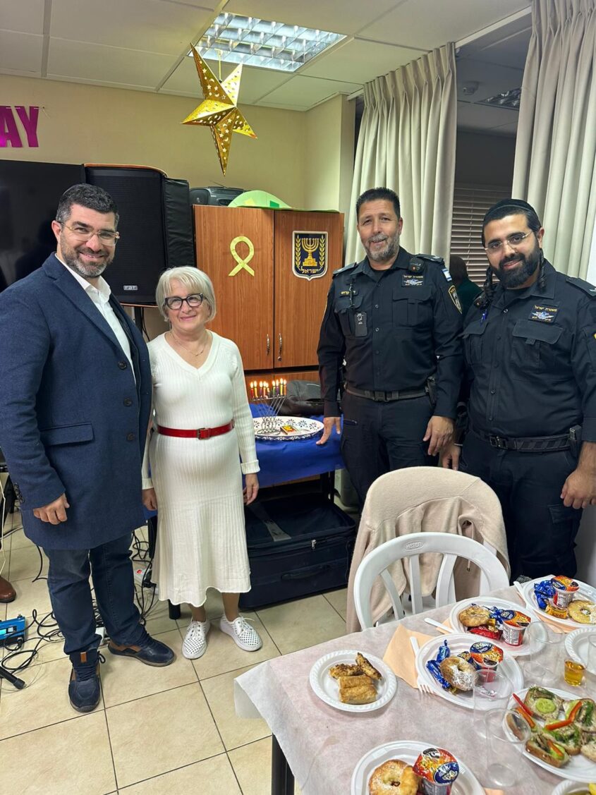 אלי נכט בהדלקת נרות חנוכה