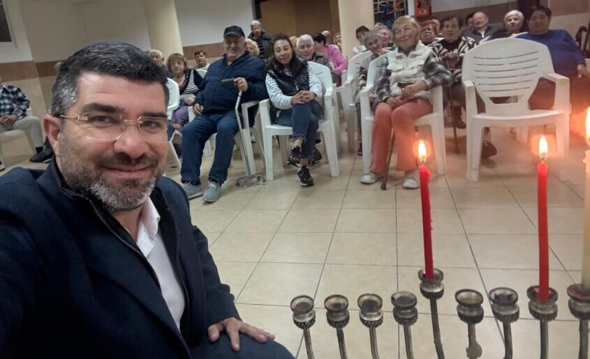 אלי נכט בהדלקת נרות חנוכה