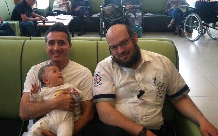 ישי קושמרו ובתו, לצד פרמדיק איחוד הצלה שהציל את חייו