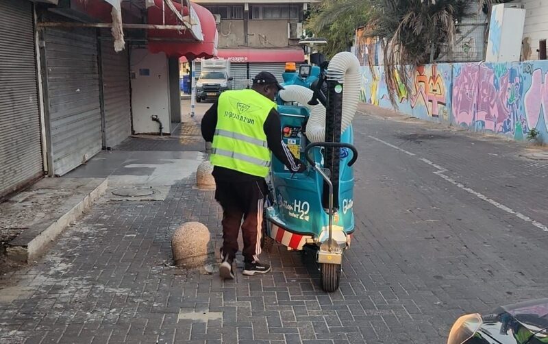 שואב רחוב חשמלי באשדוד. צילום: דוברות