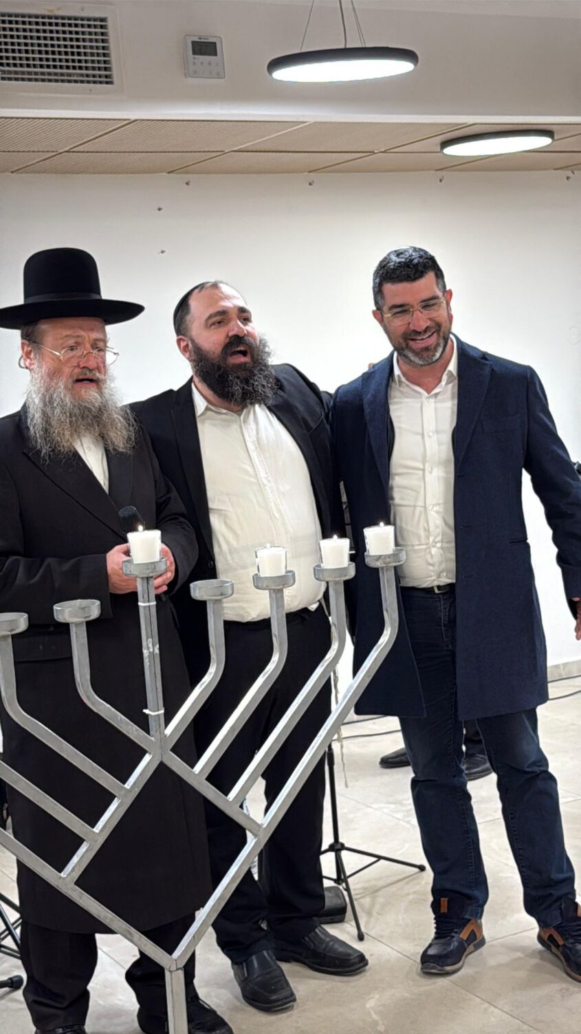 אלי נכט בהדלקת נרות חנוכה