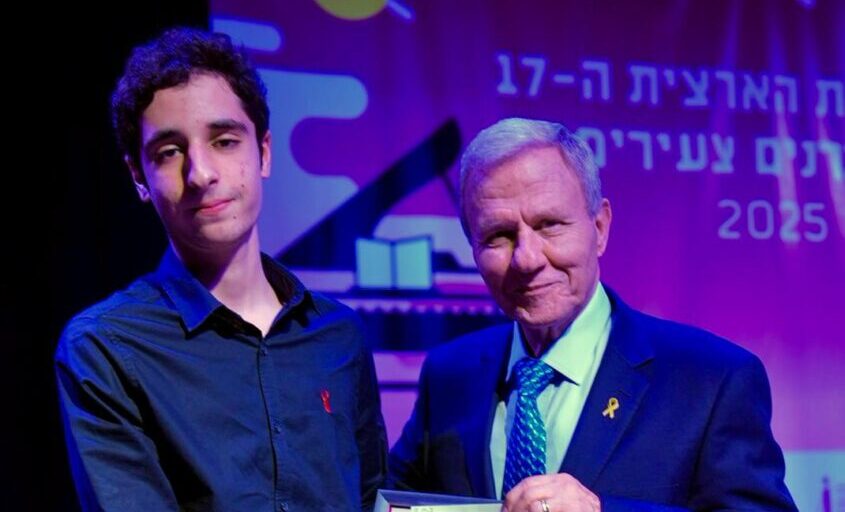 דניאל דנילוב מקבל את הפרס ממאיר שטרית. צילום: מייק אדרי
