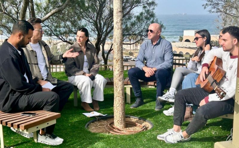 יובל מזרחי ויורם סויסה עם נדב ומשפחת גנדלין. צילום: מייק אדרי