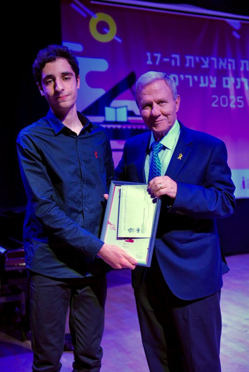 דניאל דנילוב מקבל את הפרס ממאיר שטרית. צילום: מייק אדרי