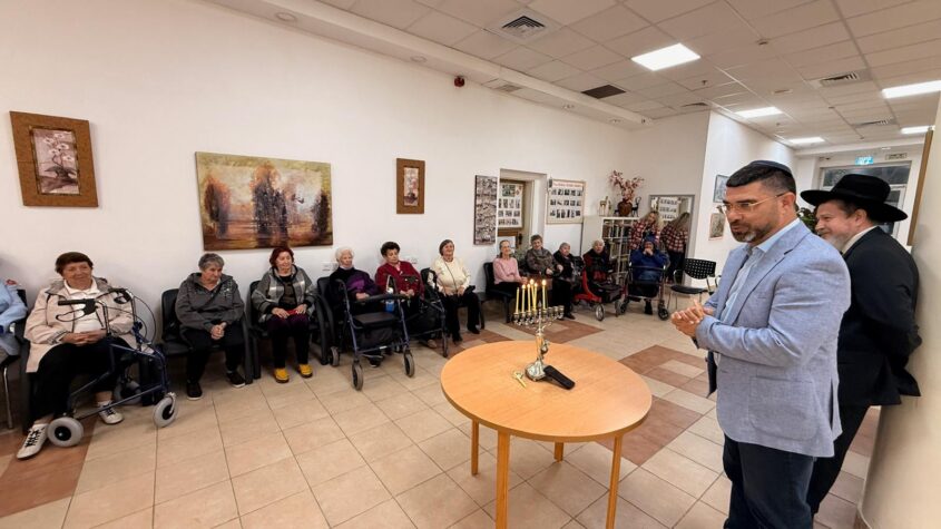 אלי נכט בהדלקת נרות חנוכה