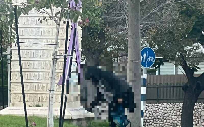 מרסס על אנדרטה