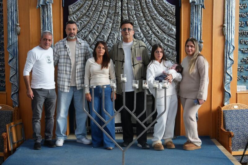 ליאור נרקיס ויורם סויסה עם משפחת חסידים. צילום: מייק אדרי
