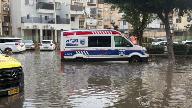 אמבולנס זק"א ששקע בהצפות. צילום: זק"א