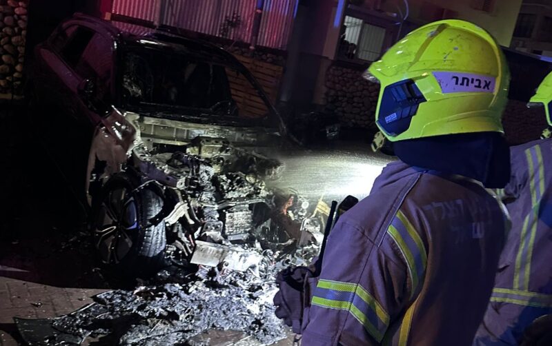 רכב חשמלי שעלה באש ברחוב שמאי. צילום: כב"ה