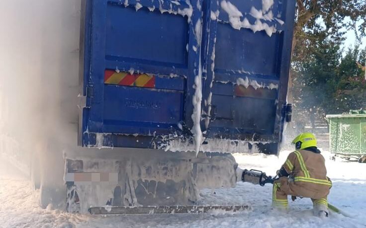 כיבוי המשאית ברחוב האצ"ל. צילום: כב"ה