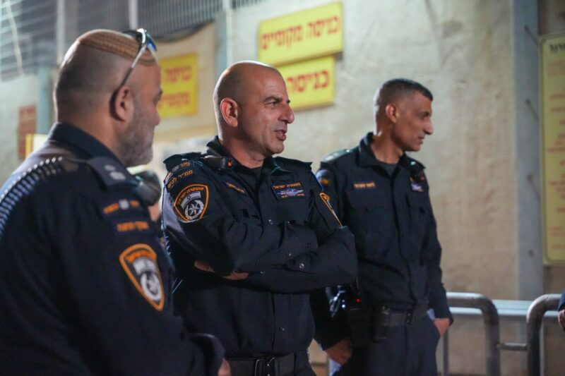 נצ"מ אליהו שמול מפקד מרחב לכיש. צילום: דוברות המשטרה