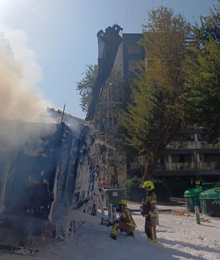 כיבוי המשאית ברחוב האצ"ל. צילום: כב"ה