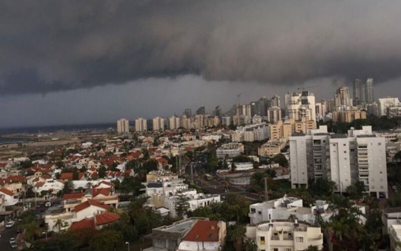 מזג אוויר חורפי באשדוד. צילום: שמואל דוד