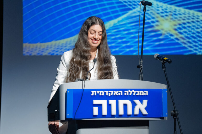 רעות נחום בטקס מצטיינים. צילום. שלומי אבוטבול