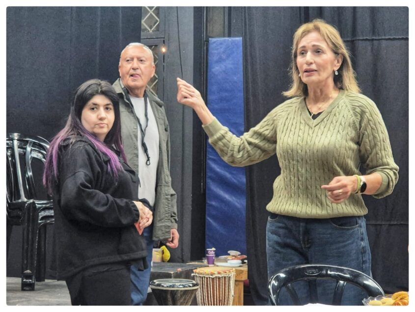 חזרות להצגה על קפה עדן. צילום: דודו בן זינו