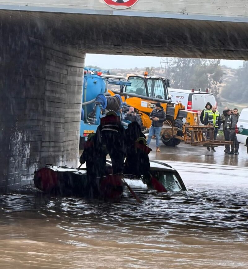 חילוץ הנהג. צילום: כב"ה