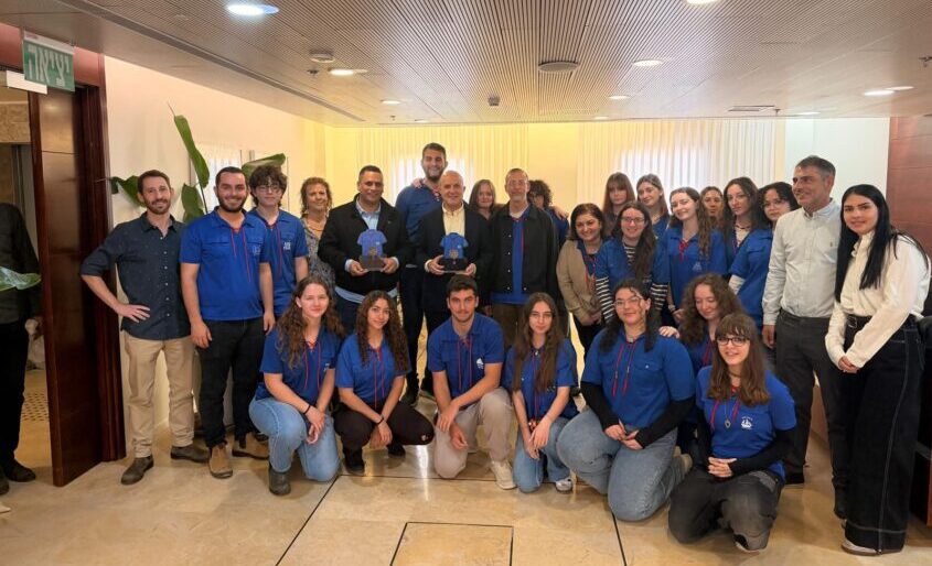 חניכי תנועת העובד והלומד במפגש עם יחיאל לסרי