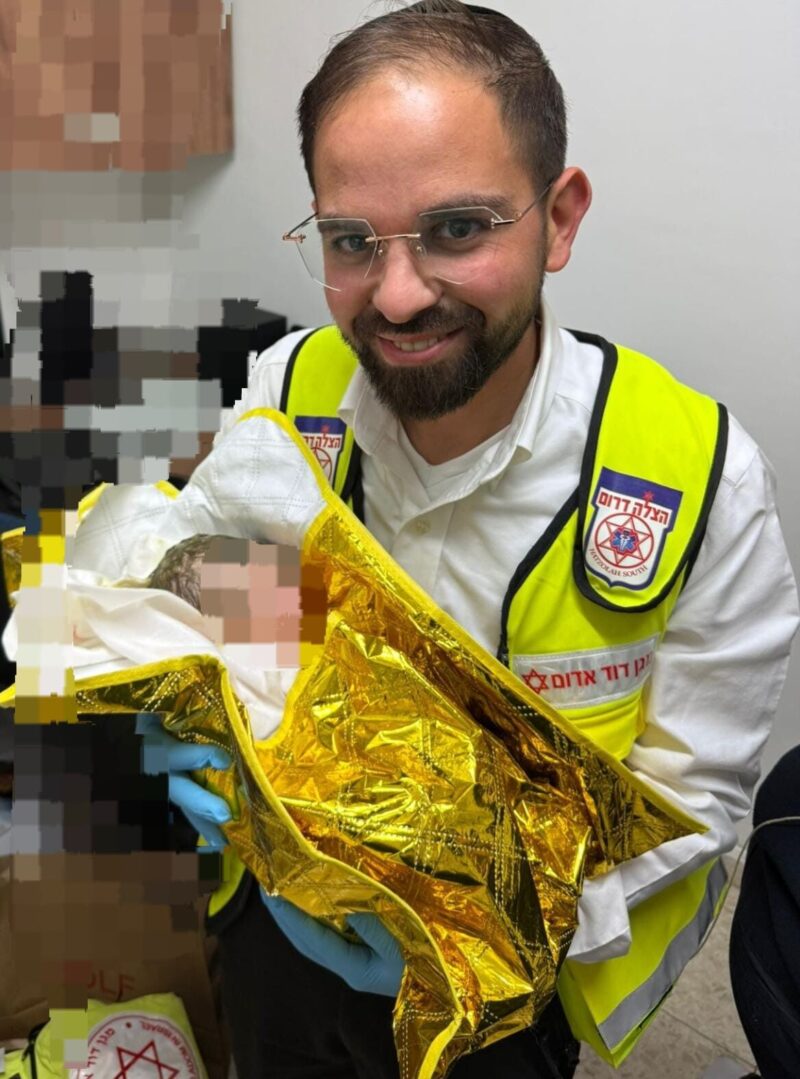 הכונן רפאל אוקנין עם התינוק. צילום: מד"א הצלה דרום