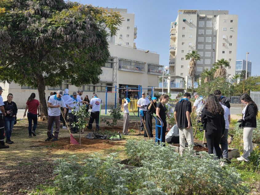 עובדי אדמה אגן והתלמידים. צילום: יובל ניסים