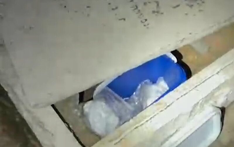 הסמים בתוך הקבר. צילום: משטרת ישראל
