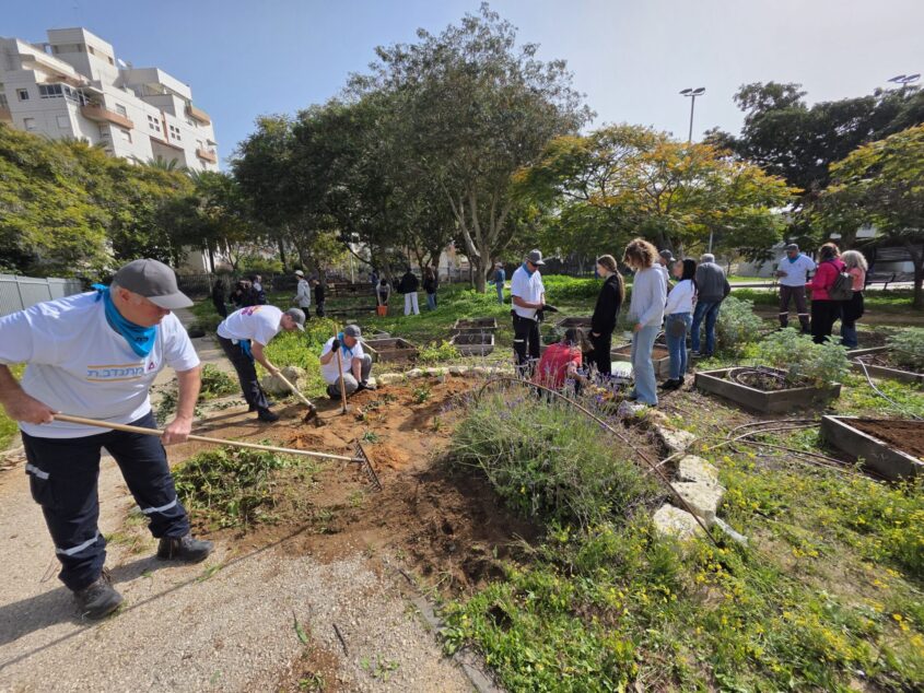 עובדי אדמה אגן והתלמידים. צילום: יובל ניסים