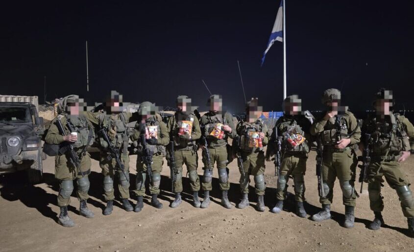 החיילים שקיבלו את המארזים. צילום: דוברות אמית