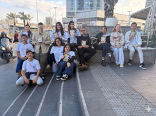 חלוקת הגדות פסח. צילום: מקס גלוקובסקי, מועצת הנוער