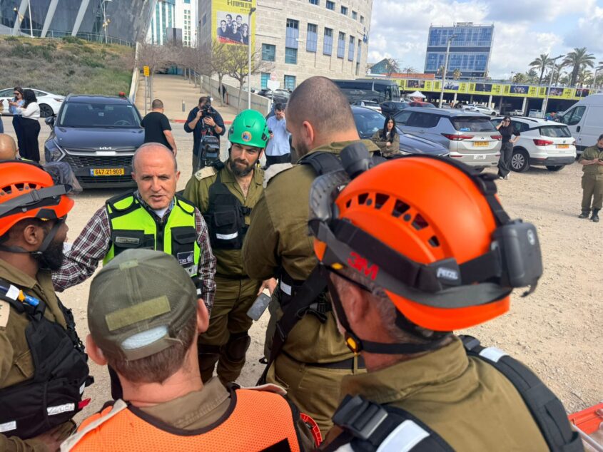תרגיל נפילה בשטח בנוי. צילום: לירון מולדובן