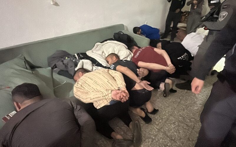 השב"חים שנתפסו בדירה באשדוד. צילום: דוברות המשטרה