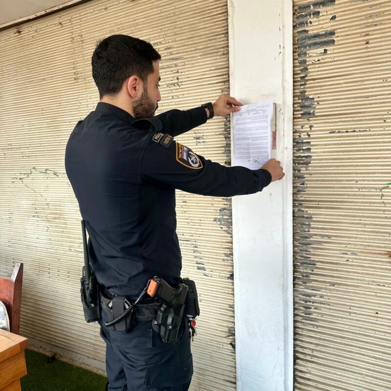 צו סגירה למסעדה. צילום: דוברות המשטרה