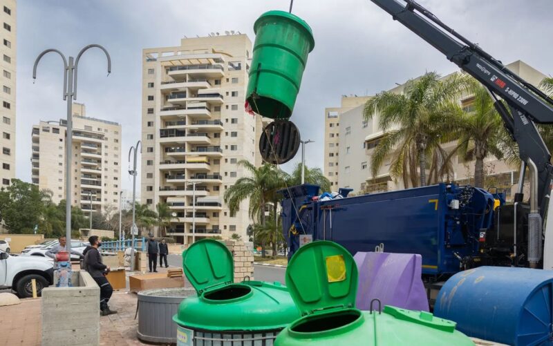 פינוי אשפה באשדוד. צילום: לירון מולדובן