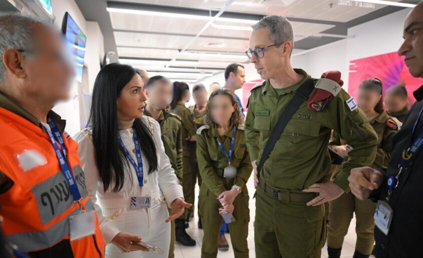 הקרפ"ר עם ד"ר גלית קאופמן, מנכ"לית בית החולים. צילום: אלעד גוטמן