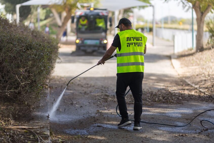 מבצע ניקוי לפסח. צילום: לירון מולדובן