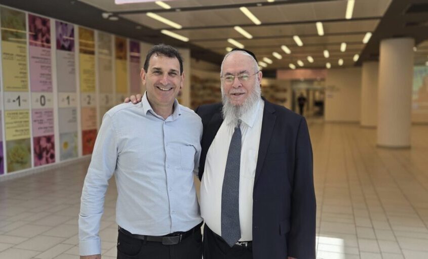 הרב חנניה צ'ולק, ותבור אנושי. צילום: דוברות אסותא אשדוד