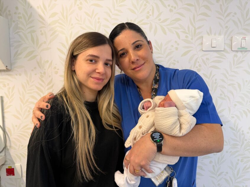 המיילדת טל בן וליד ושחף בן סימון עם התינוק. צילום: דוברות אסותא.
