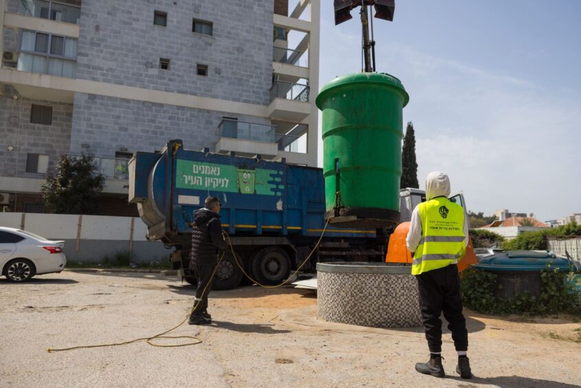 מבצע ניקוי לפסח. צילום: לירון מולדובן