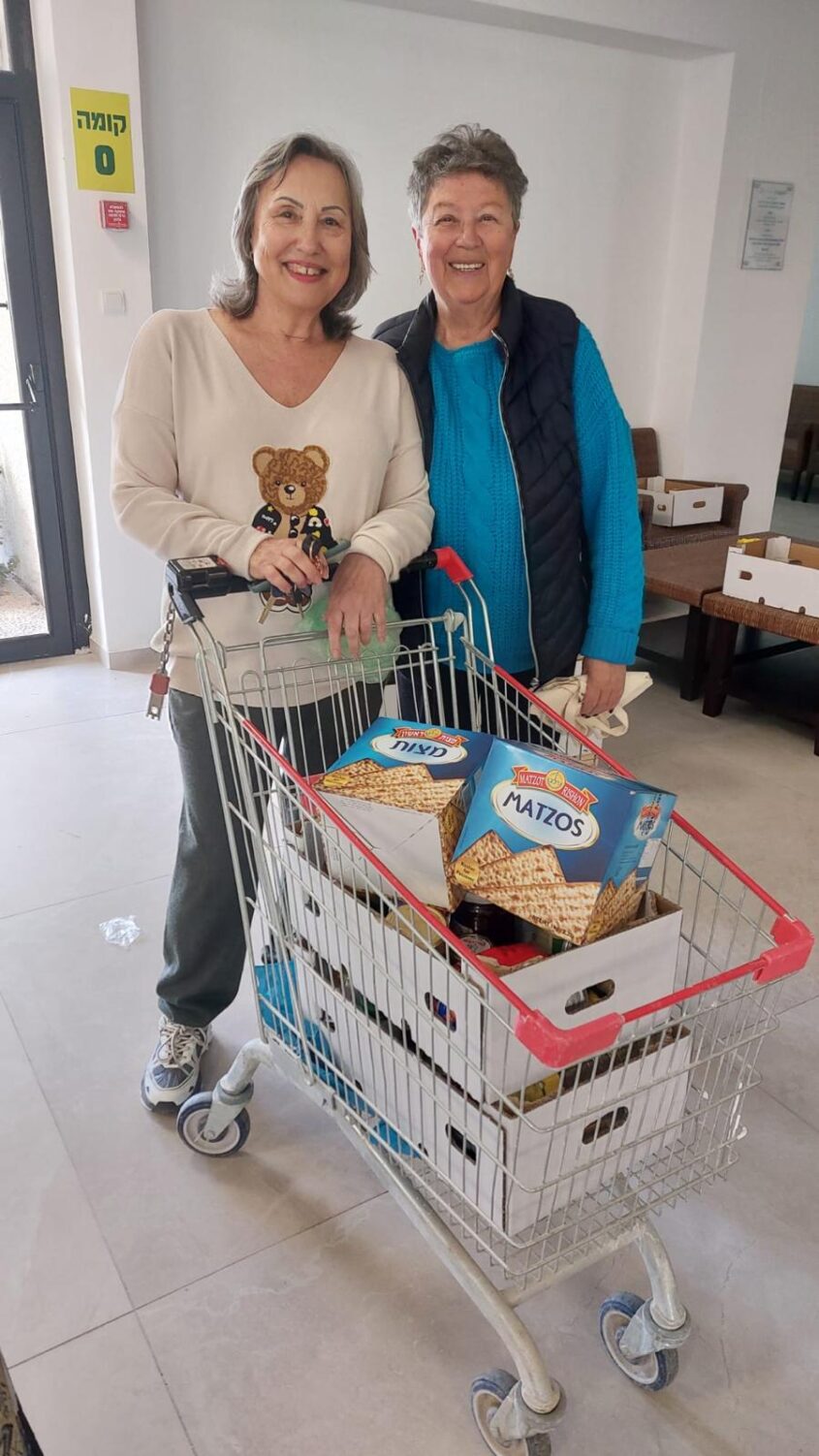 חלוקת סלי מזון בבית גיל הזהב באשדוד. צילום: עמיגור