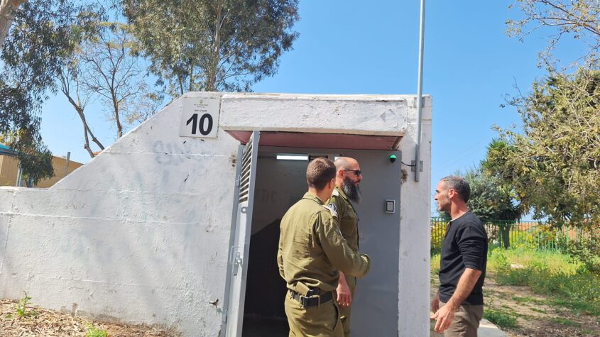 סיור עם פיקוד העורף במקלט בגן יבנה