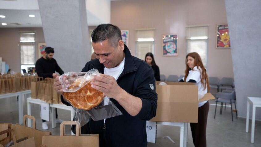אורזים ערכות למשפחות המילואים. צילום: מייק אדרי
