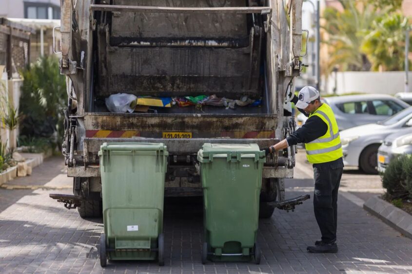 פינוי אשפה באשדוד. צילום: לירון מולדובן