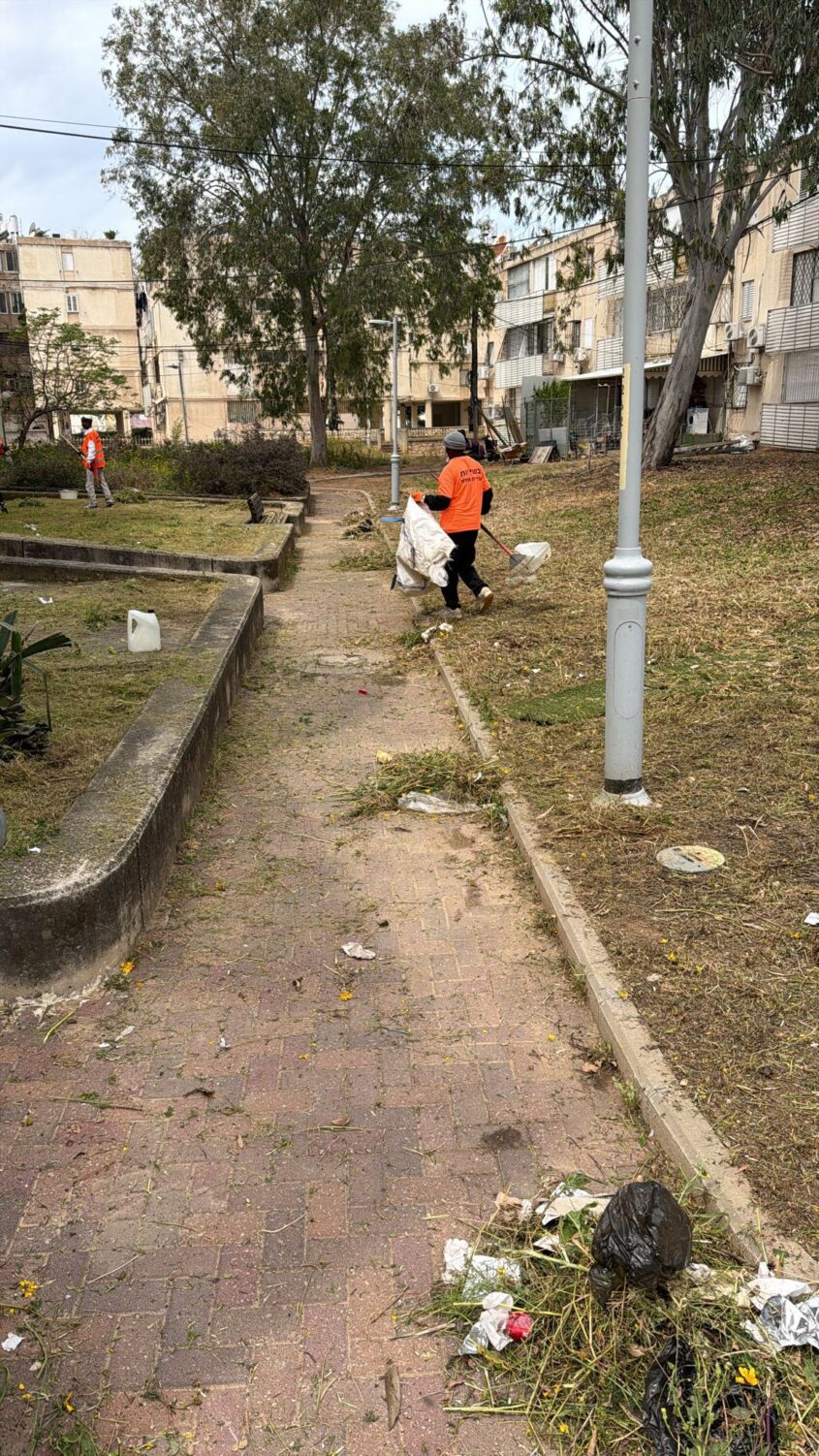 ניקיון חצרות באשדוד. צילום: לירון מולדובן